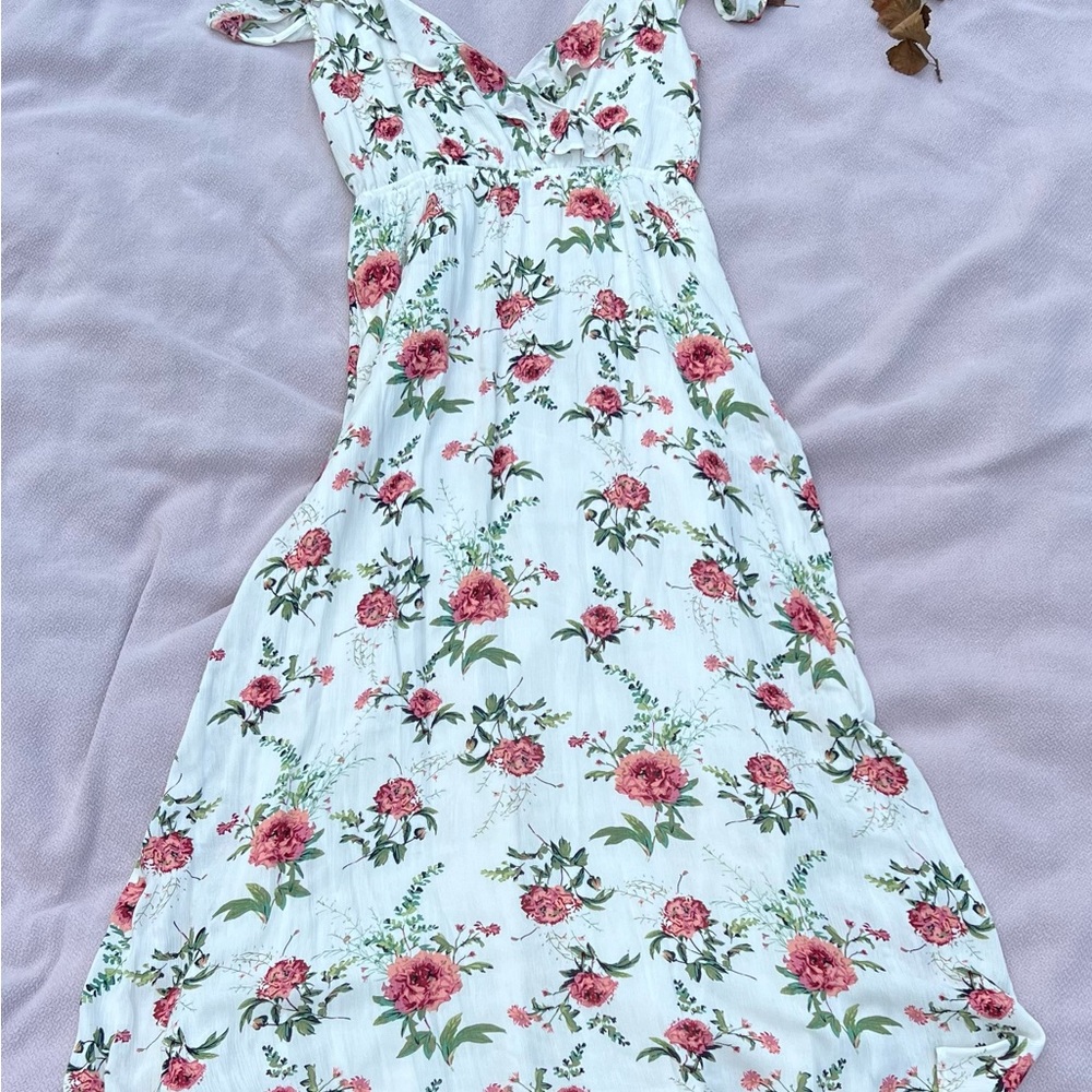 Listicle White Floral Maxi Dress - V Neckline - Women’s Medium - Like New